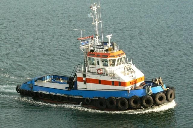 Remolcador Hercules navegando
